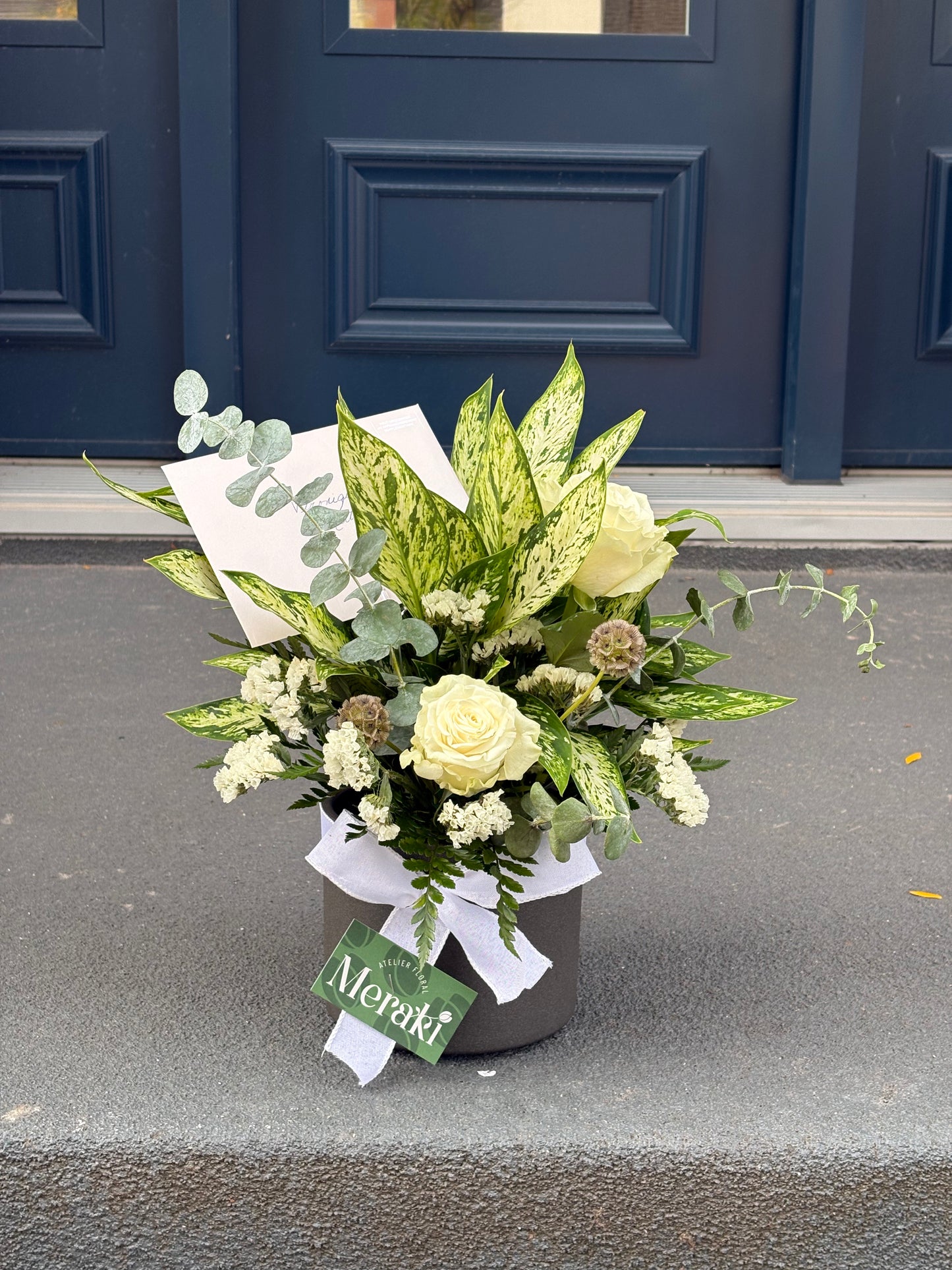 Arrangement funéraire – Plante d’intérieur 6 po avec cache-pot + fleurs